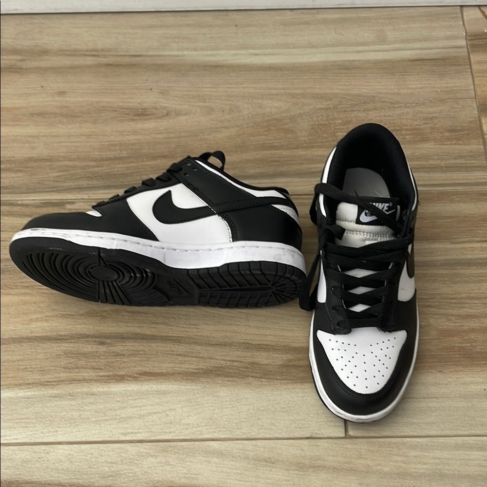 Nike women’s Black and White Sneakers
